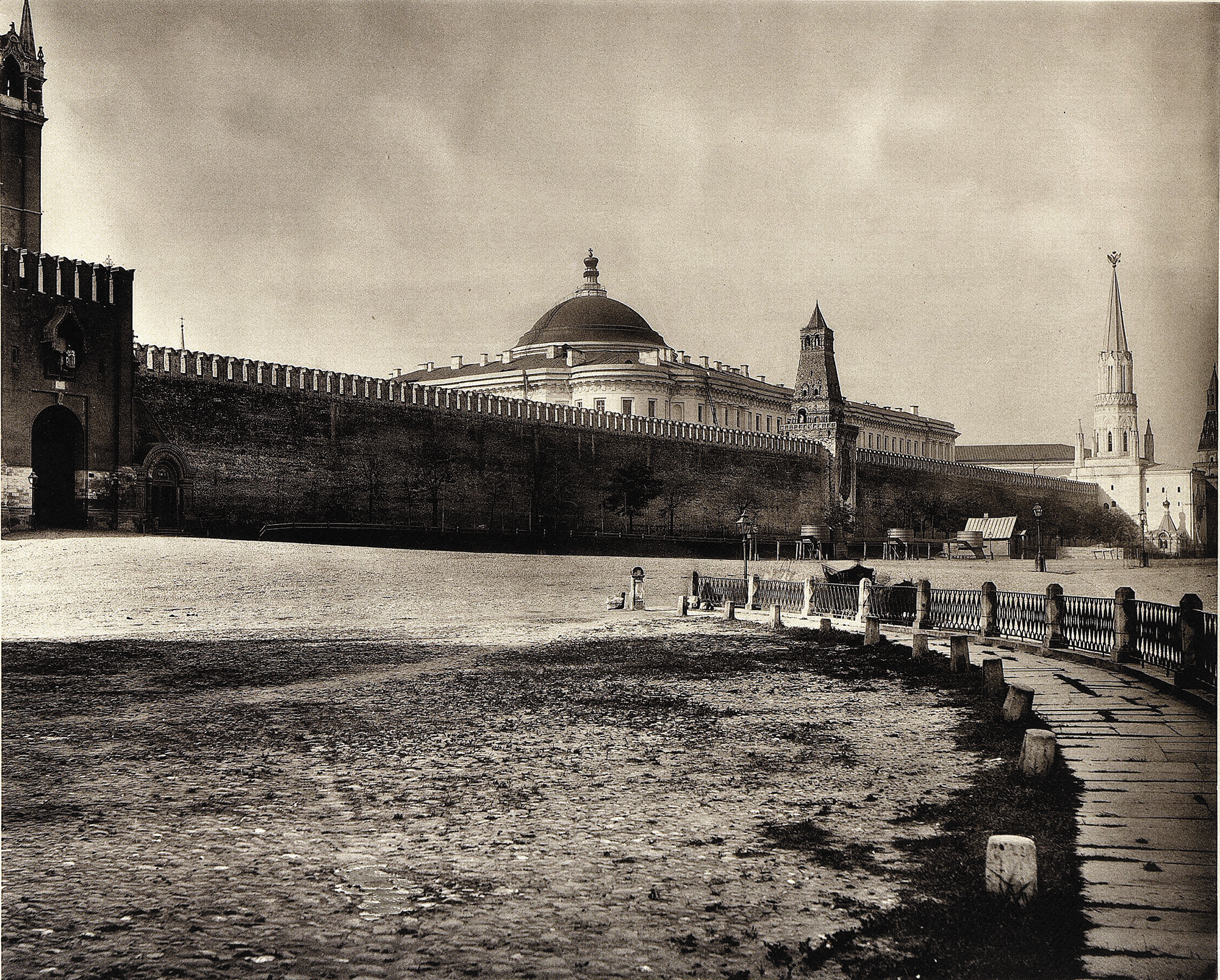 Вид Кремлевской стены с зданием Судебных установлений от церкви Василия Блаженного