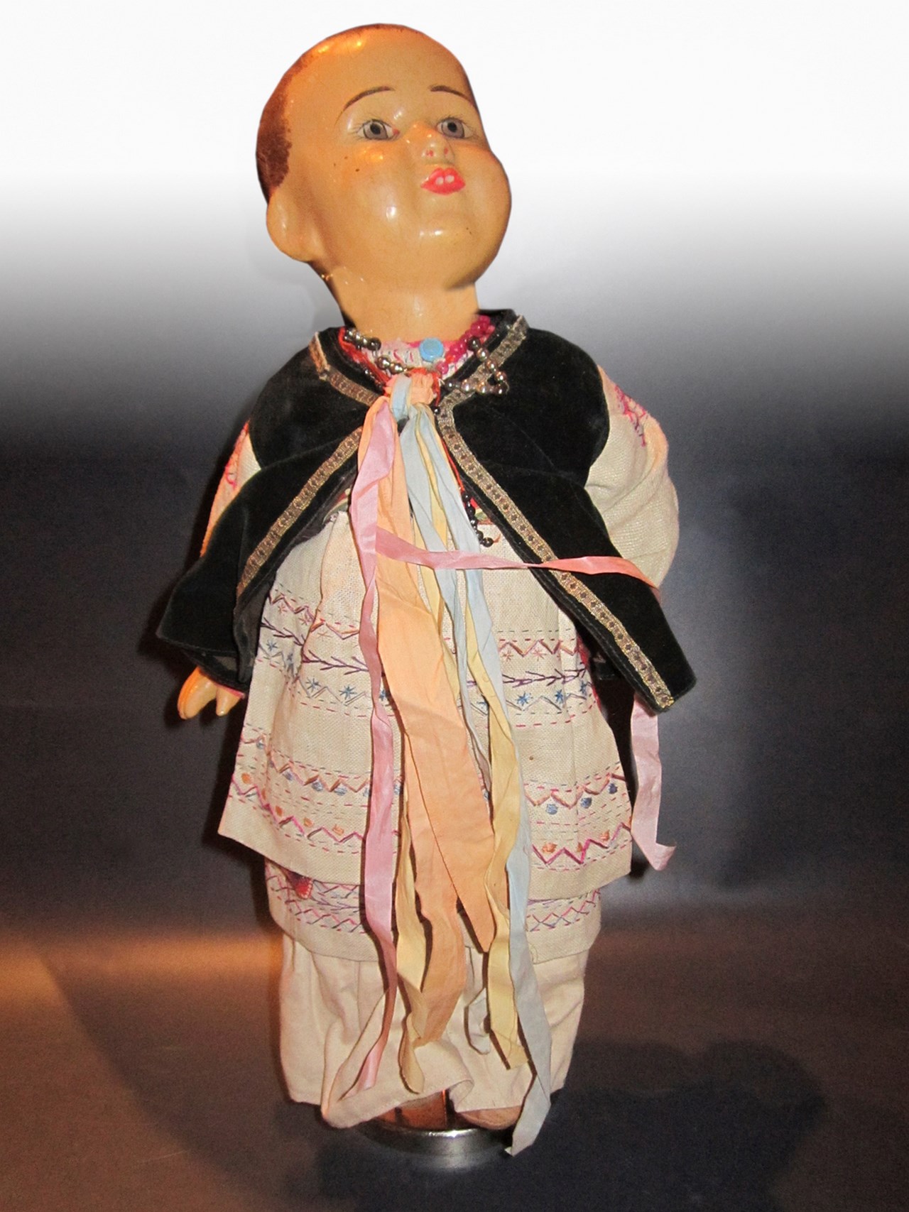 Одевальщицы. Украинка. 503 артель одевальщиц. Загорск. Автор Л. Гипиус. С выставки 1932 года