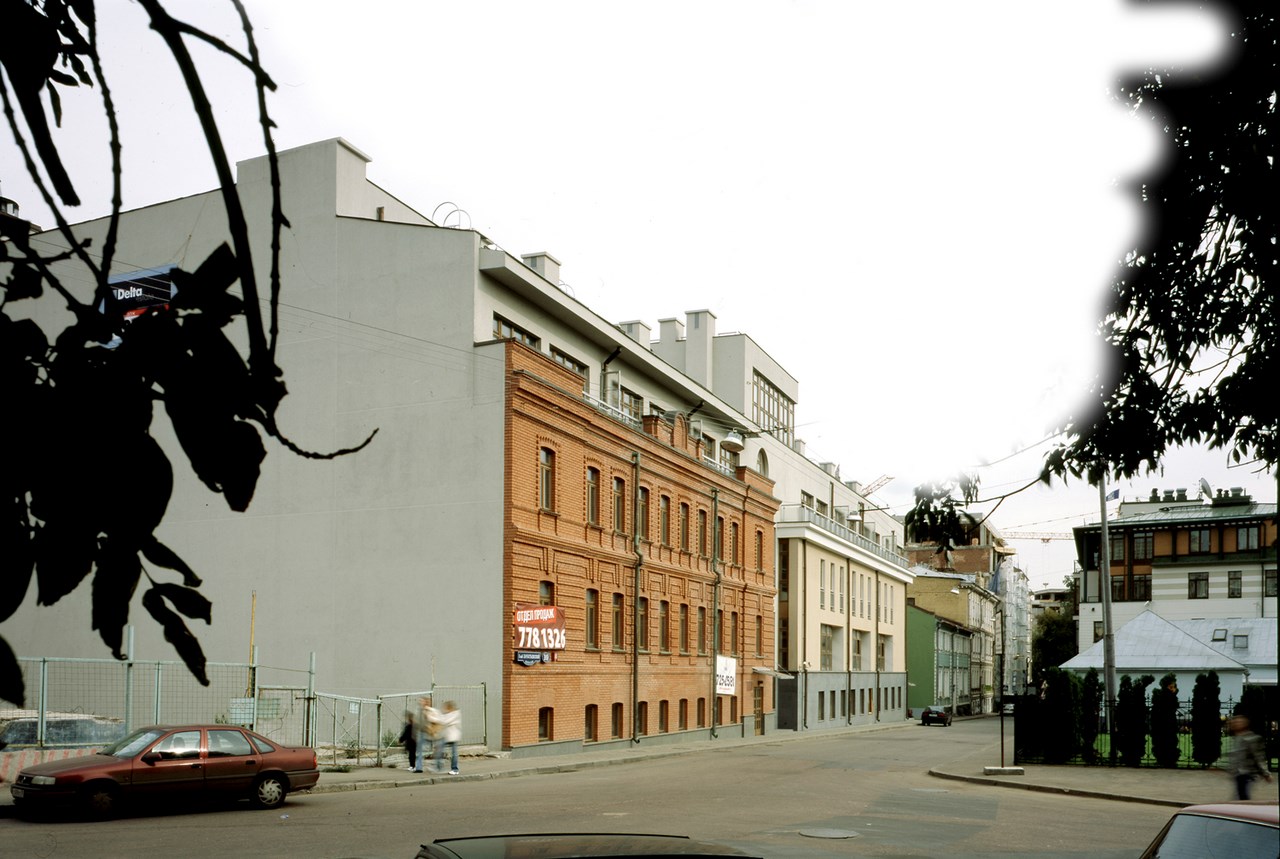 Комплексная реконструкция двух домовладений, 1-й Зачатьевский переулок. Архитекторы А.Скокан, Р.Баишев, И.Воронежский, К.Гладкий и др.