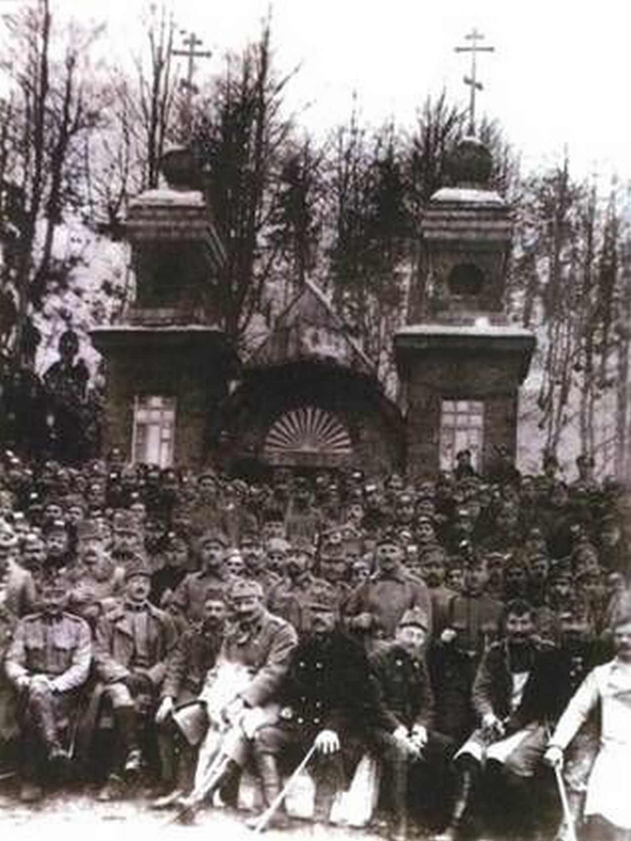  Военнопленные, австрийские военные и местные строители на фоне только что отстроенного храма