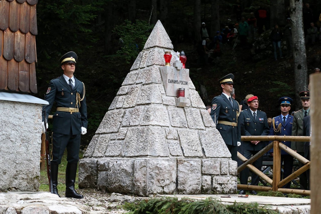 Пирамидальный обелиск над братской могилой у часовни с надписью «Сынам России»