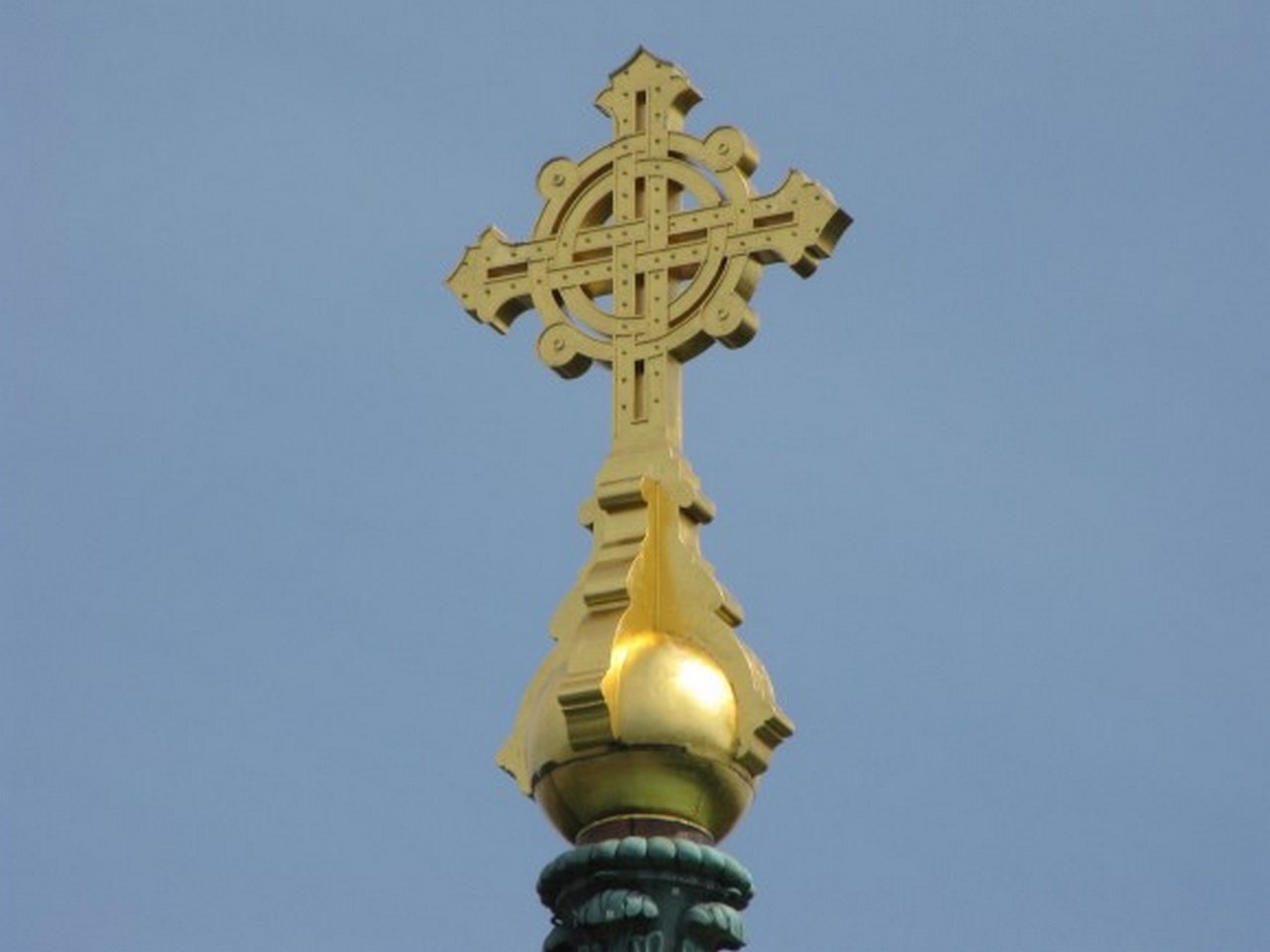 Крест над главным куполом Морского собора