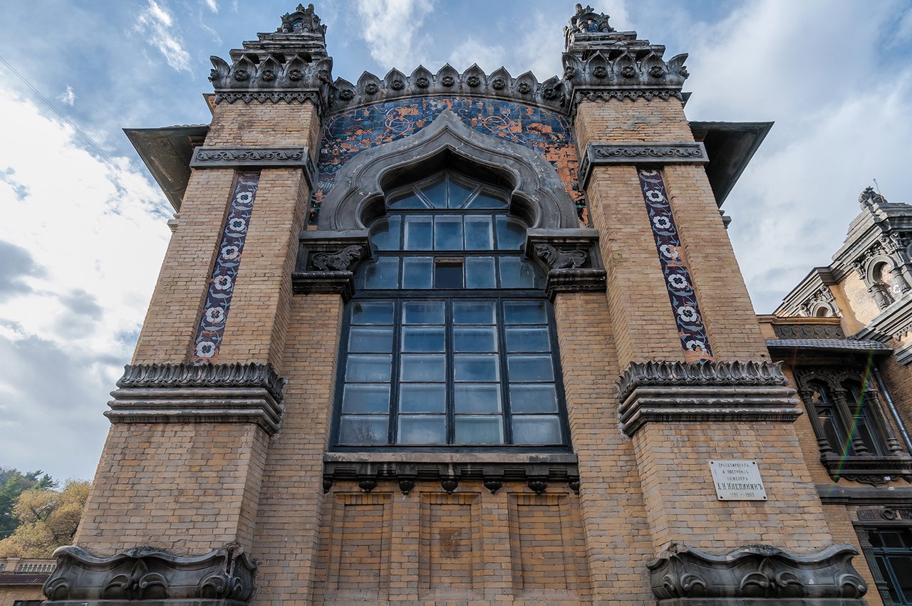 Правое крыло здания