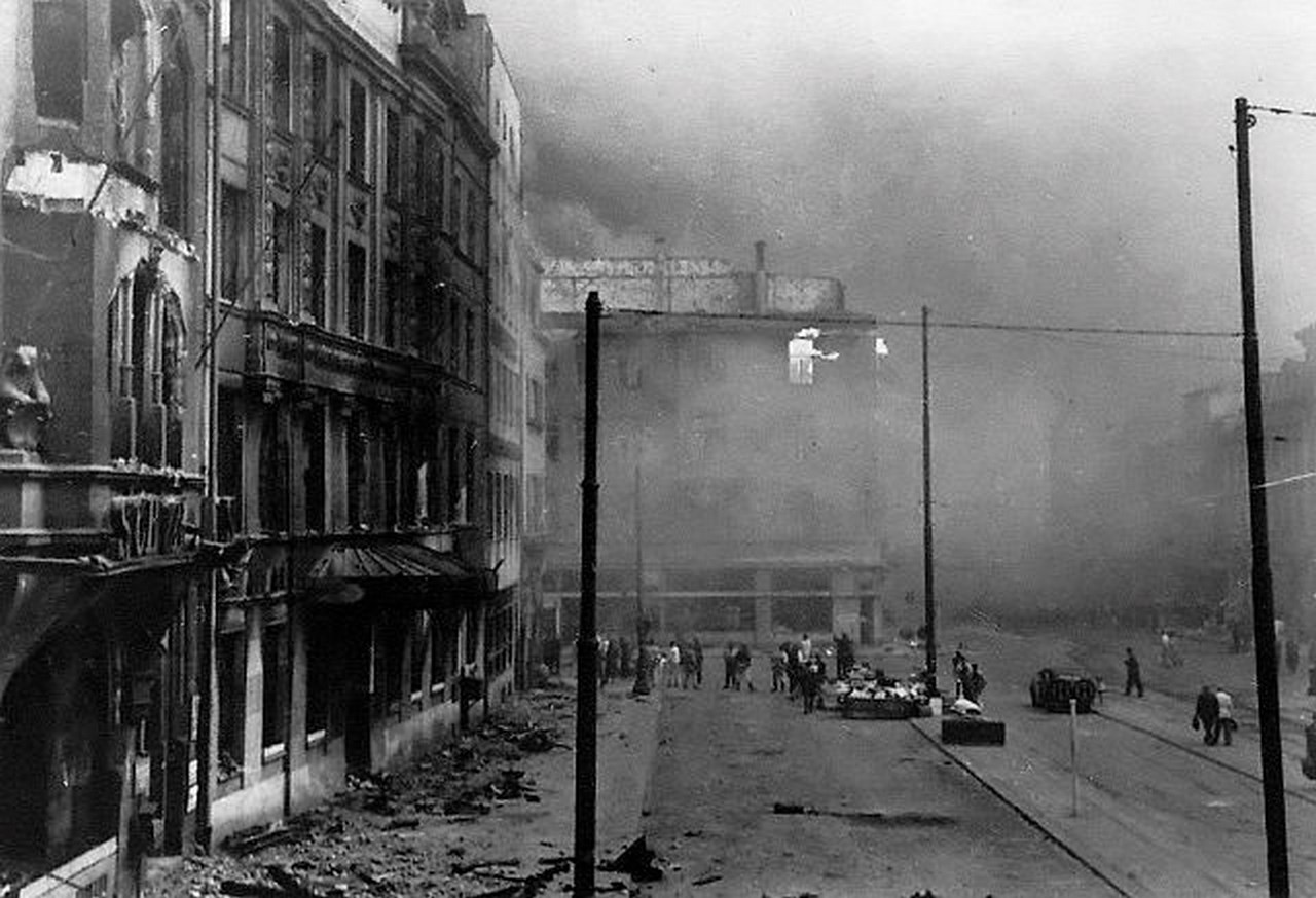 Первая бомбардировка была проведена в ночь на 27 августа 1944 года 5-й Группой ВВС Великобритании в составе 174-х бомбардировщиков Ланкастер