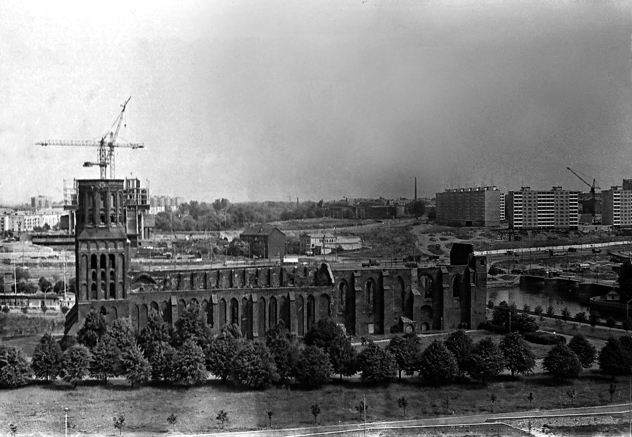 Кафедральный собор Кёнигсберга на фоне строящегося города. Фото середины 1970-х годов