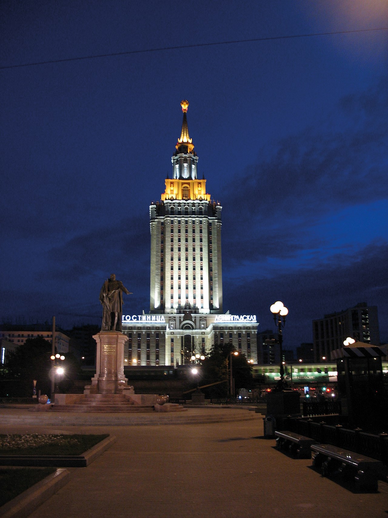 Гостиница «Ленинградская». Архитекторы Л. Поляков, А. Борецкий, 1953 г.