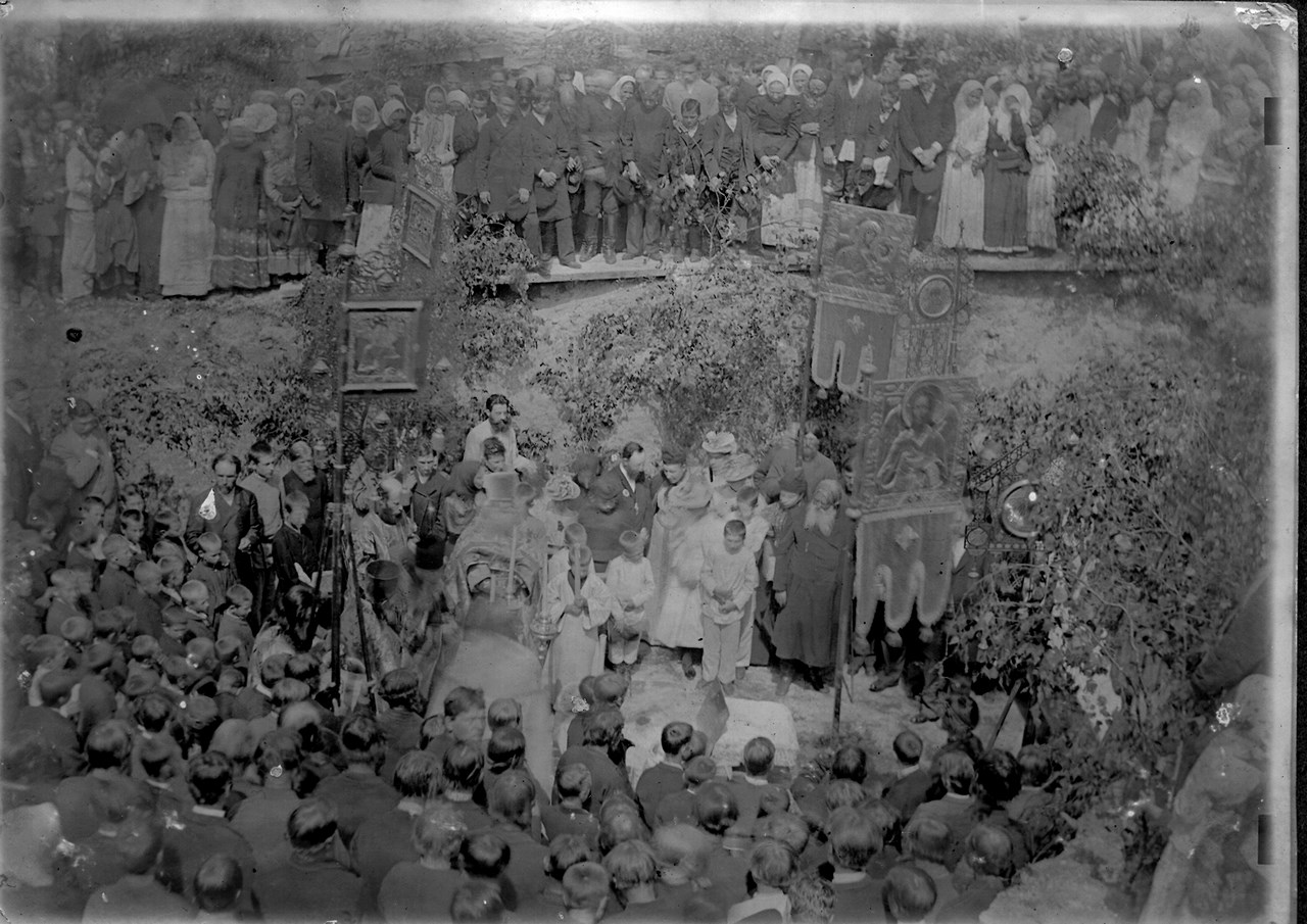 Закладка колокольни. В Центре сидит Диомид Митрофанович