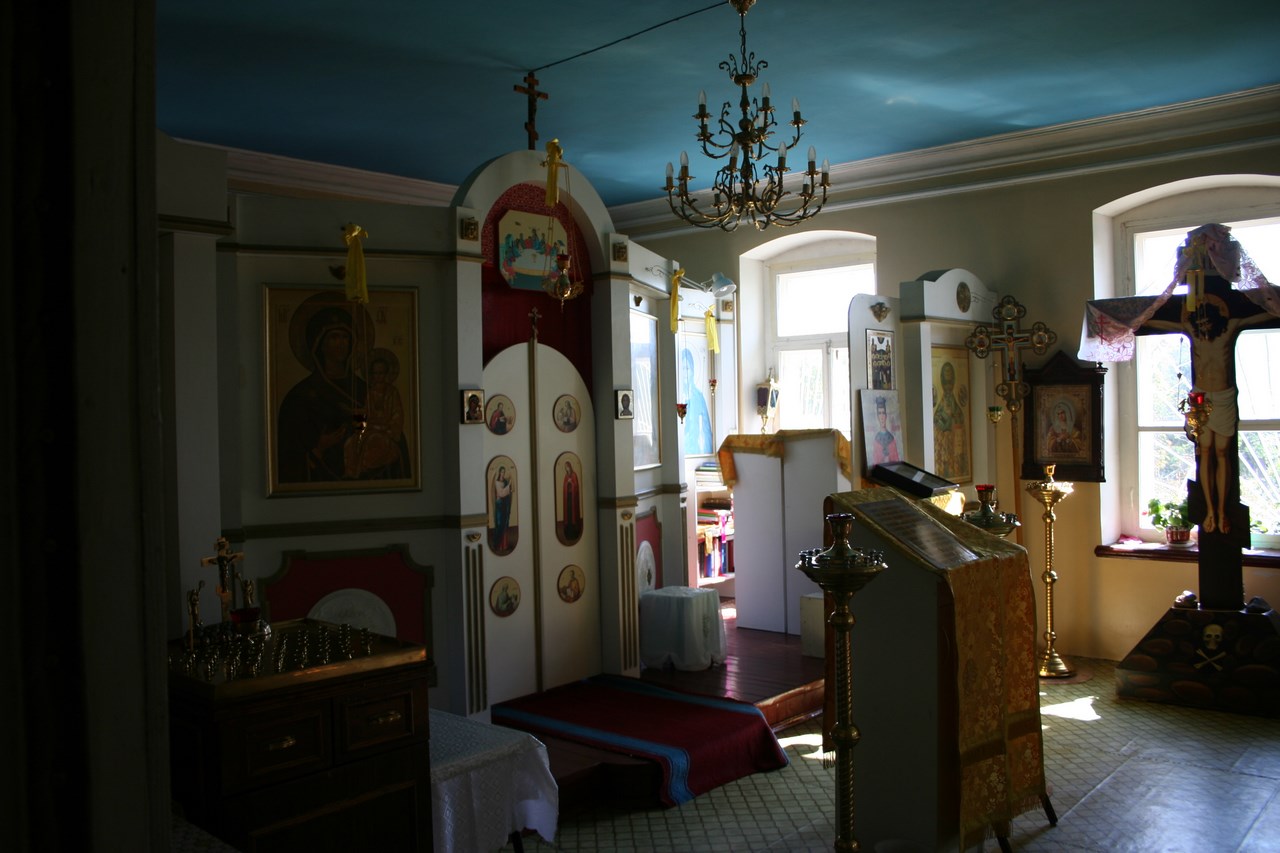 Современный алтарь в южном крыле богадельни