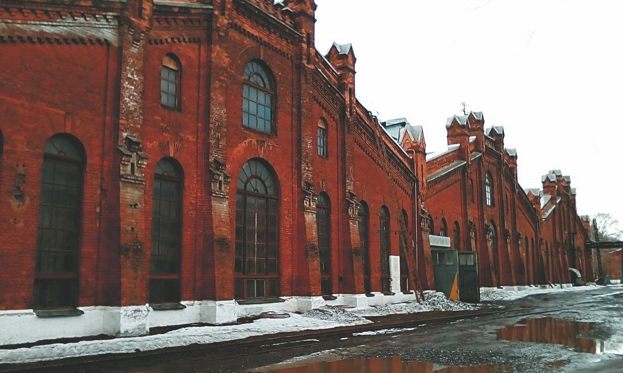 Фасад вагоносборочного цеха Вологодского вагоноремонтного завода, основанного в 1902 году, является важным памятником промышленной архитектуры начала XX века.