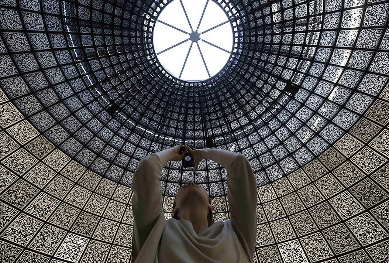 Московские власти активно используют новые технологии, обозначая объекты культурного наследия QR кодами. Фото: kommersant.ru