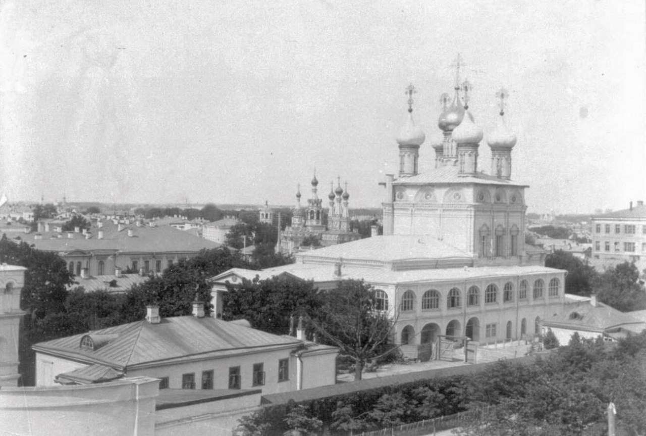 Вид на Страстной монастырь с проезда Страстного бульвара