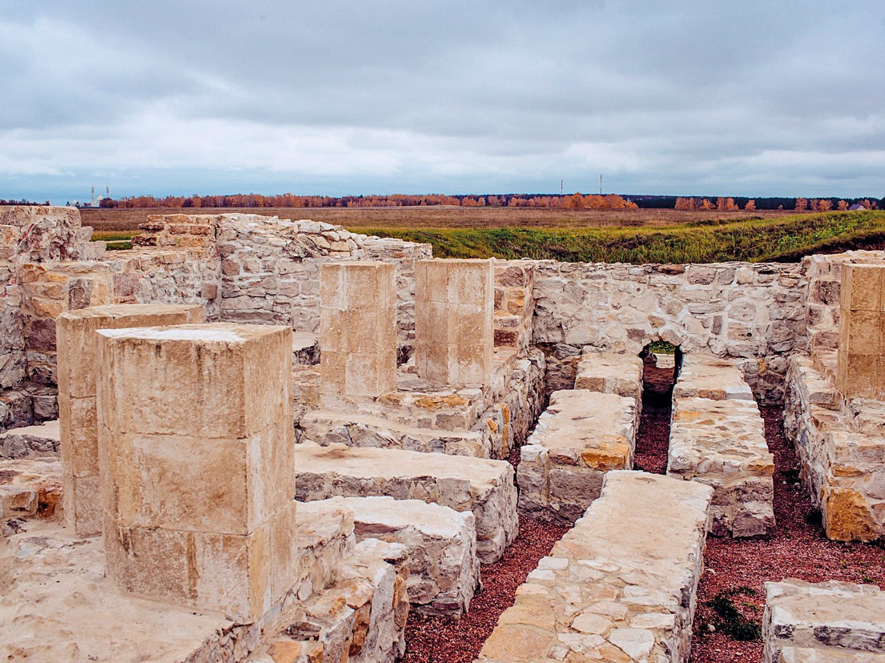 Белая палата. XV век. Соранилась на уровне фундамента