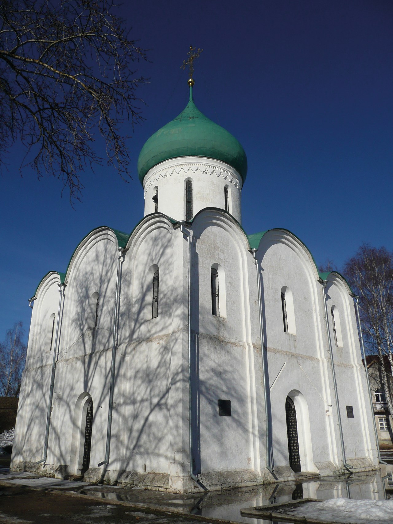 Спасо-Преображенский собор в Переславском кремле заложен Юрием Долгоруким в 1152 г. Достроен при Андрее Боголюбском в 1157 г.