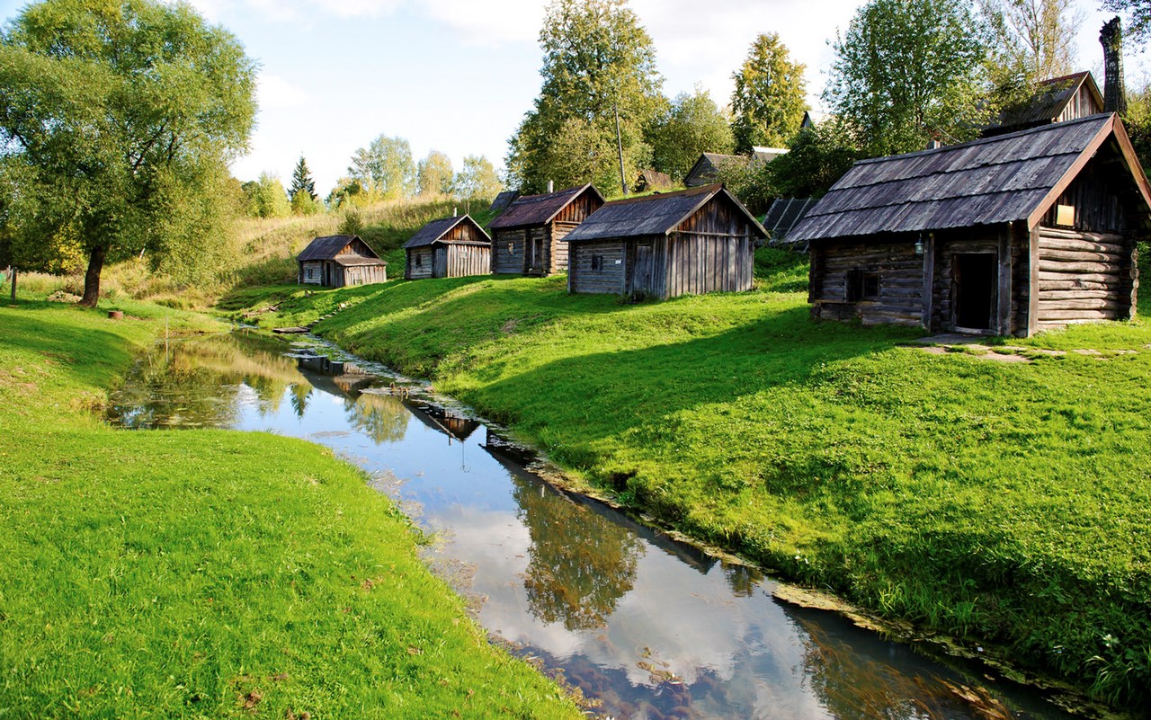 Старые деревенские баньки на реке Ухтанка
