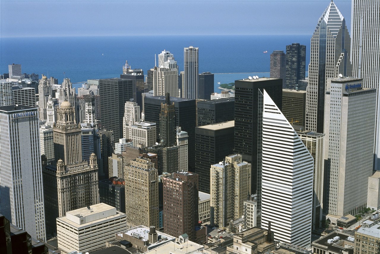 Центр Чикаго и озеро Мичиган. Вид из небоскреба.