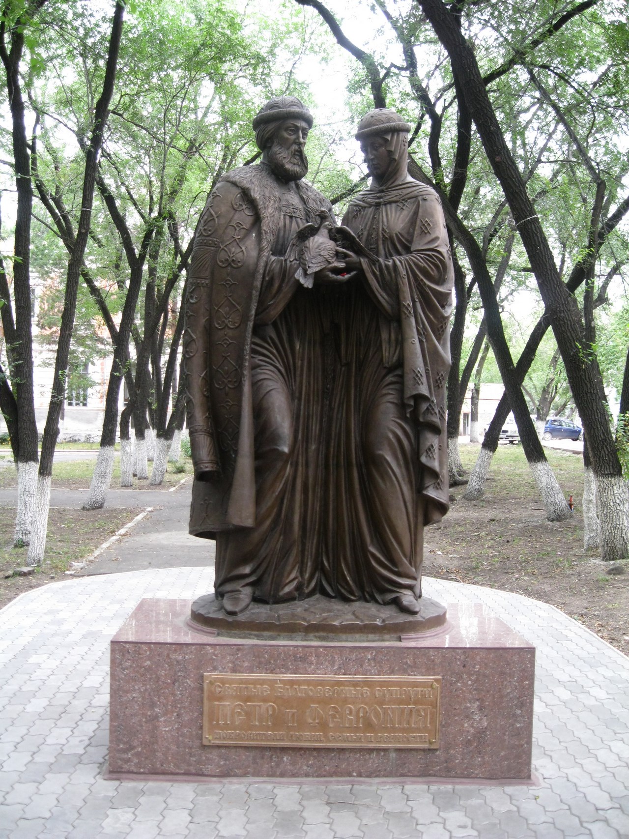 Памятник Петру и Февронии. Благовещенск