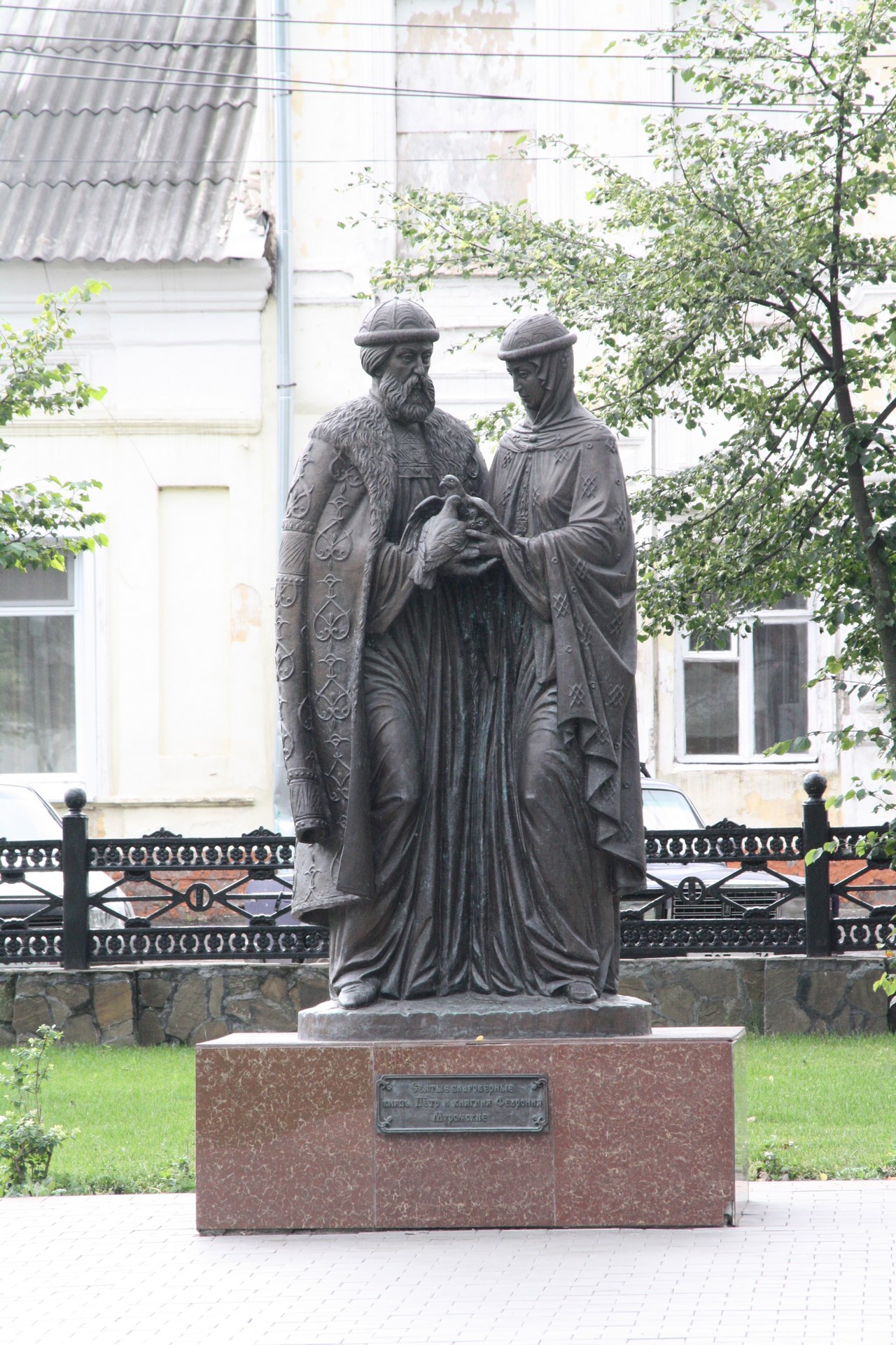 Памятник Петру и Февронии. Тула